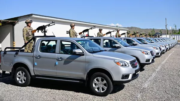 Передача 25 единиц военной техники пограничникам в Джалал-Абаде - Sputnik Кыргызстан