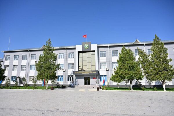 Также открылось полностью реконструированное здание Джалал-Абадского областного управления Пограничной службы со всеми условиями — здесь есть столовые, тренажерный зал, спортивные площадки, парковка и другие удобства - Sputnik Кыргызстан