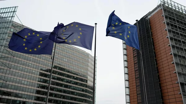 Флаги Европейского Союза развеваются на ветру возле штаб-квартиры ЕС в Брюсселе - Sputnik Кыргызстан