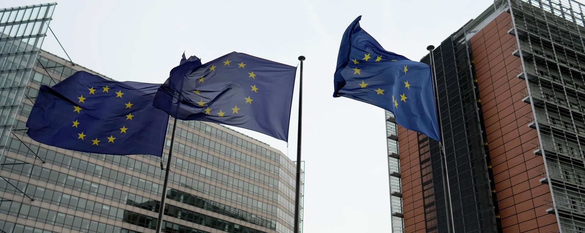 Флаги Европейского Союза развеваются на ветру возле штаб-квартиры ЕС в Брюсселе - Sputnik Кыргызстан, 1920, 18.04.2024