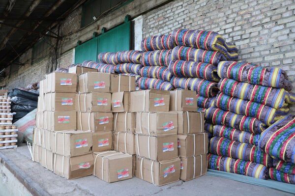 В РК отправили более 50 тонн вещей первой необходимости, лекарств, резиновых сапог, надувных лодок, палаток, матрацев, продуктов питания, одеял, подушек, постельного белья - Sputnik Кыргызстан