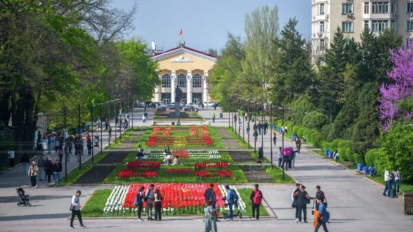 Люди гуляют по весеннему Бишкеку. Архивное фото - Sputnik Кыргызстан