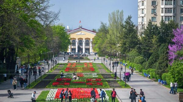 Люди гуляют по весеннему Бишкеку. Архивное фото - Sputnik Кыргызстан