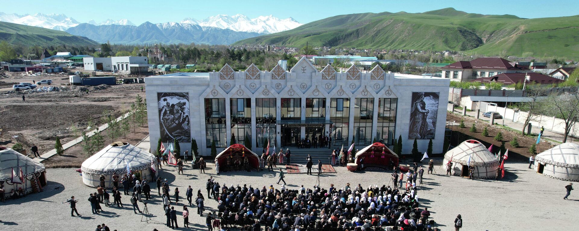 Президент КР открыл новое здание национального театра Манас - Sputnik Кыргызстан, 1920, 18.04.2024