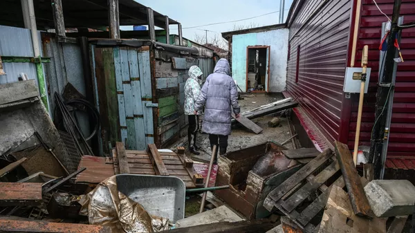 Двор в Старом городе в Орске после пика паводка.  - Sputnik Кыргызстан