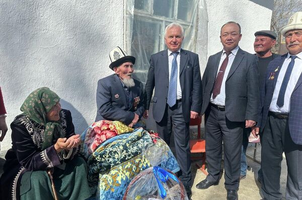 Кроме того, делегаты встретились с ветераном Великой Отечественной войны Араке Арстанбековым - Sputnik Кыргызстан