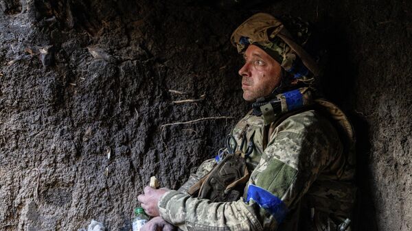 Украинский военнослужащий на своей позиции на передовой. Архивное фото - Sputnik Кыргызстан