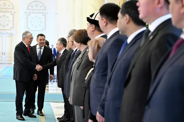 Эки өлкөнүн лидерлери бири-бирин делегациялардын курамы менен тааныштырып, сүйлөшүүлөрдү баштаган. - Sputnik Кыргызстан