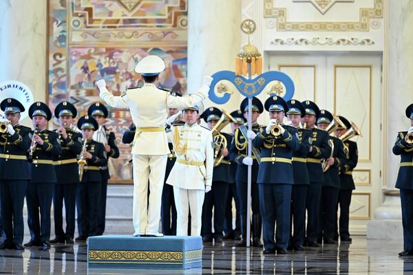 В президентском дворце &quot;Акорда&quot; были вывешены государственные флаги Кыргызстана и Казахстана и выстроена рота почетного караула. - Sputnik Кыргызстан