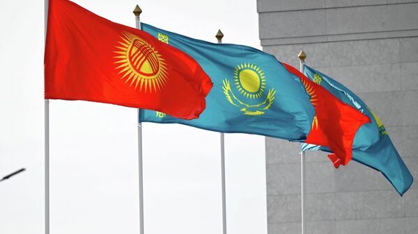 Флаги Кыргызстана и Казахстана. Архивное фото  - Sputnik Кыргызстан