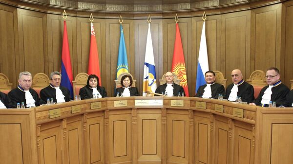 Судья ЕАЭС Айжамал Ажибраимова с коллегами. Архивное фото - Sputnik Кыргызстан
