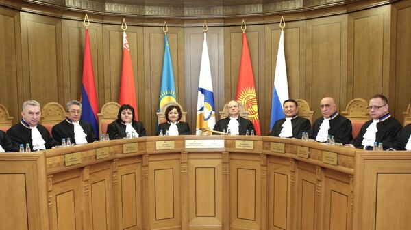 Судья ЕАЭС Айжамал Ажибраимова с коллегами. Архивное фото - Sputnik Кыргызстан
