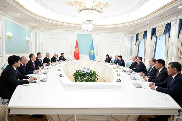 Как сообщили в пресс-службе главы КР, лидеры стран обсудили приоритетные вопросы углубления кыргызско-казахского сотрудничества в торгово-экономической, водноэнергетической, транспортно-пограничной и культурно-гуманитарной сферах - Sputnik Кыргызстан