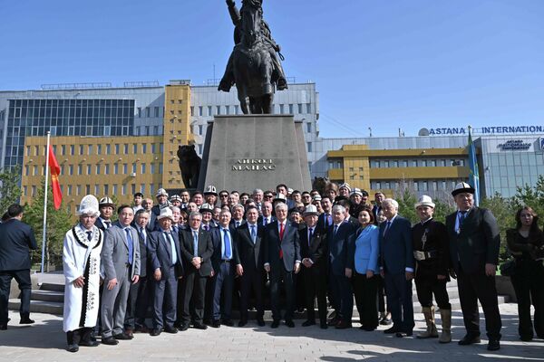От имени кыргызского народа глава государства выразил благодарность Токаеву и гражданам, внесшим вклад в открытие монумента. - Sputnik Кыргызстан