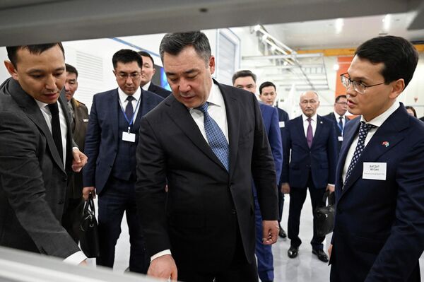 Ему представили космические достижения Казахстана и работу сборочно-испытательного комплекса космических аппаратов - Sputnik Кыргызстан