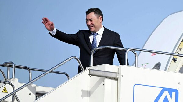 Президент Садыр Жапаров во время посадки в самолет. Архивное фото  - Sputnik Кыргызстан