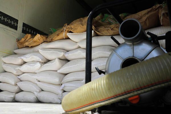 Пострадавшим от наводнения россиянам отправили более 350 тонн груза, в том числе продовольствие, мотопомпы для откачки воды, кровати, матрасы, палатки, одежду, резиновые сапоги и другое - Sputnik Кыргызстан