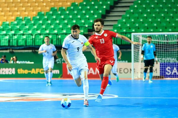 Матч шел со счетом 2:0 в пользу игроков таджикской сборной, но кыргызстанские футзалисты сравняли счет, забив второй гол на последних секундах - Sputnik Кыргызстан