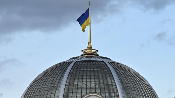Украинский флаг, развевающийся над куполом парламента в Киеве. Архивное фото - Sputnik Кыргызстан