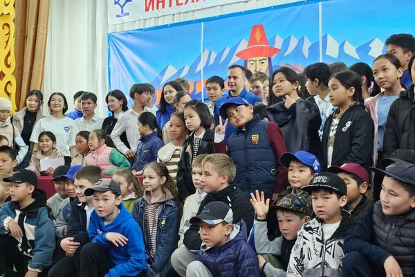 Космонавт-испытатель, уроженец Кыргызстана Сергей Корсаков посетил Иссык-Кульскую область - Sputnik Кыргызстан