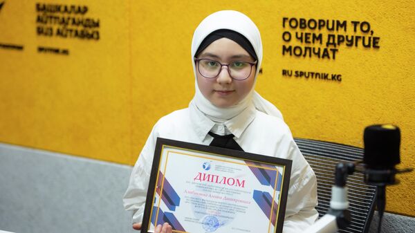 Ученица средней школы села Новопокровка Амина Алибакиева - Sputnik Кыргызстан