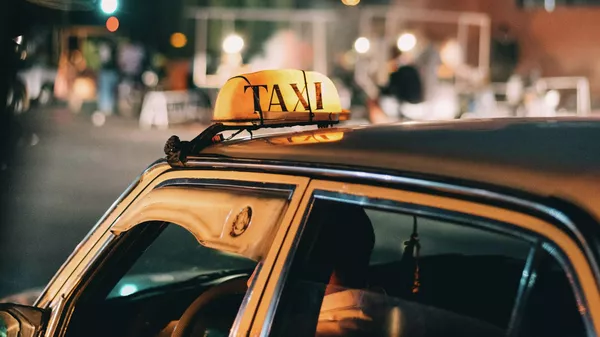 Шашка такси на машине. Иллюстративное фото - Sputnik Кыргызстан