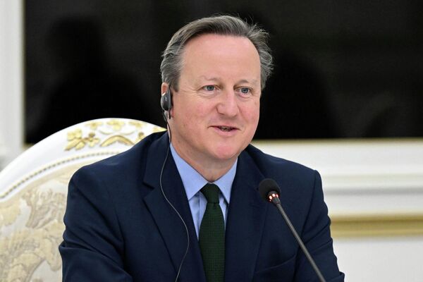 Президент Садыр Жапаров накануне, 22 марта, принял министра иностранных дел Великобритании Дэвида Кэмерона - Sputnik Кыргызстан
