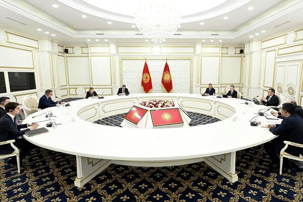 В ходе встречи состоялся обмен мнениями о перспективах двустороннего сотрудничества, в том числе в политической, торгово-экономической, инвестиционной, энергетической и транспортной сферах - Sputnik Кыргызстан