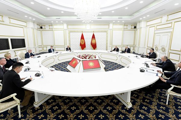 Президент Садыр Жапаров Франция Сенатынын делегациясын кабыл алды - Sputnik Кыргызстан
