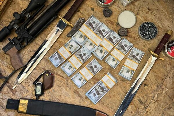 Также обнаружены 6 незарегистрированных ружей и винтовок, 3 пистолета, более 100 патронов различного калибра, помимо этого, 1 миллион сомов и фальшивые 90 тысяч долларов - Sputnik Кыргызстан
