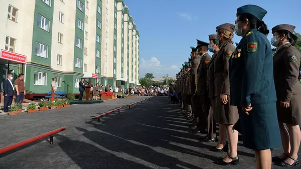 Церемония вручения квартир военнослужащим Министерства обороны и Пограничной службы ГКНБ - Sputnik Кыргызстан
