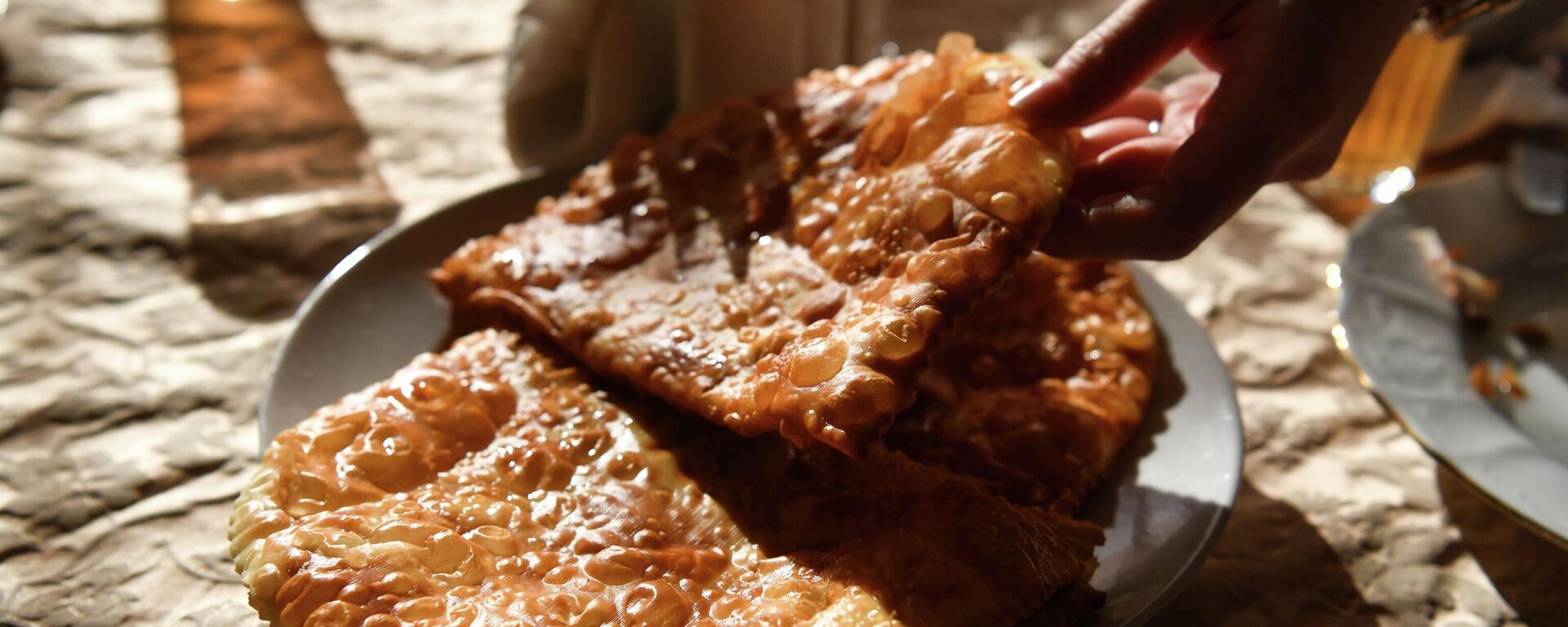 Кафеде чебурек заказ кылган аял. Архив - Sputnik Кыргызстан, 1920, 24.04.2024