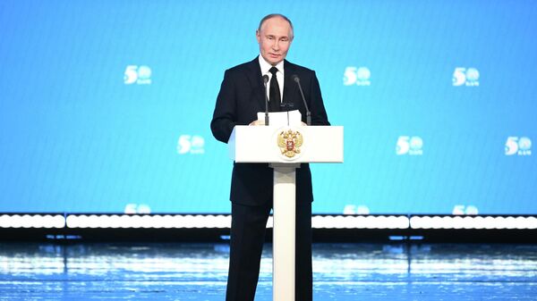 Президент Владимир Путин принял участие в торжественном мероприятии по случаю празднования 50-летия с начала строительства БАМа - Sputnik Кыргызстан