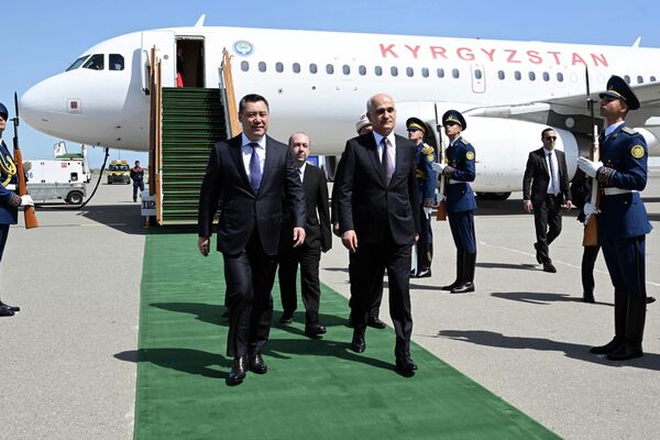 Билдирүүдө мамлекет башчыны аба майданынан Азербайжандын вице-премьери Шахин Мустафаев тосуп алганы айтылды - Sputnik Кыргызстан