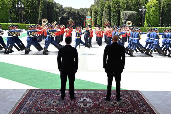 В Баку состоялась церемония официальной встречи президентов Кыргызстана и Азербайджана — Садыра Жапарова и Ильхама Алиева - Sputnik Кыргызстан