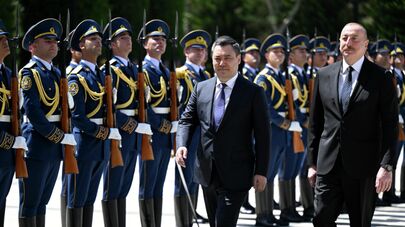 Церемония официальной встречи президента КР Садыра Жапарова и президента Азербайджана Ильхама Алиева в Баку