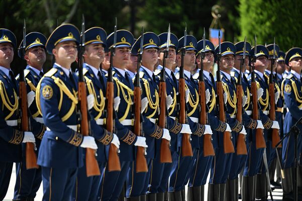 После взаимных приветствий главы государств приняли рапорт командира роты почетного караула и совершили обход строя - Sputnik Кыргызстан