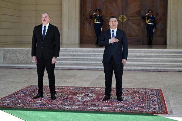 После того как прозвучали государственные гимны Кыргызстана и Азербайджана, президенты представили свои официальные делегации - Sputnik Кыргызстан