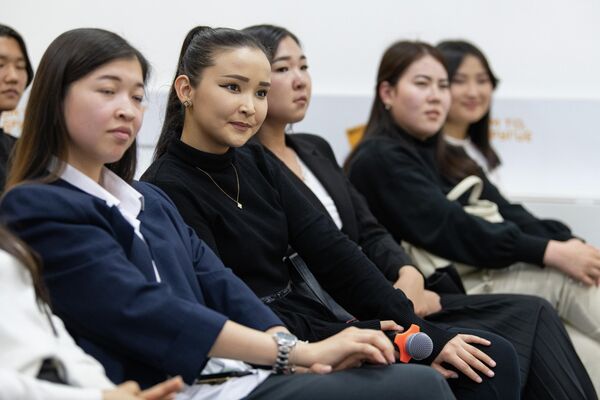 Редактор встретилась со студентами нескольких вузов Бишкека, учащиеся Ошского государственного университета подключились онлайн - Sputnik Кыргызстан