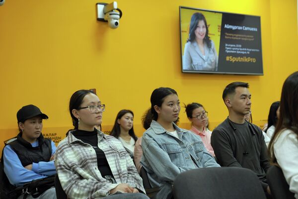 Мастер-класска Ош мамлекеттик университетинин студенттери да онлайн кошулуп, суроо бергенге жетишти - Sputnik Кыргызстан