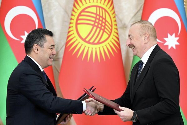 Президенты двух стран во время церемонии подписания ряда документов - Sputnik Кыргызстан