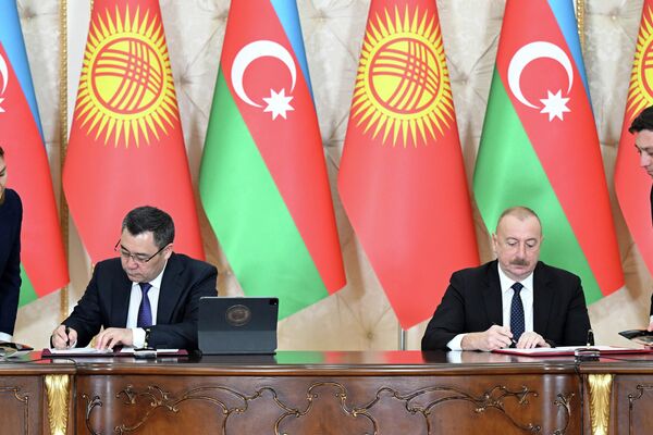 В ходе государственного визита Садыра Жапарова в Азербайджан подписан ряд документов - Sputnik Кыргызстан