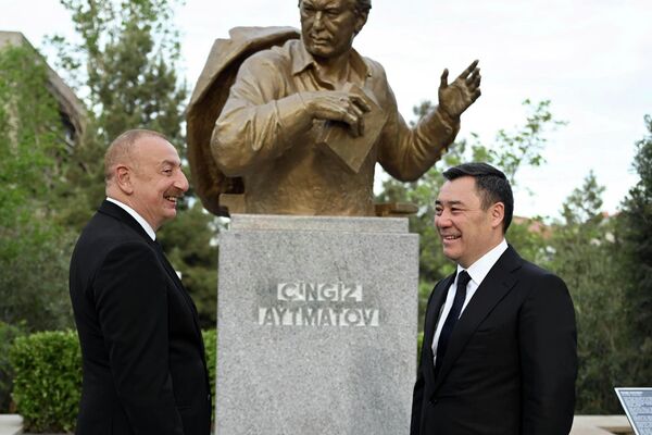 В Баку состоялось торжественное открытие памятника Чингизу Айтматову - Sputnik Кыргызстан