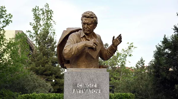 Торжественное открытие памятника Чынгызу Айтматову в Баку - Sputnik Кыргызстан