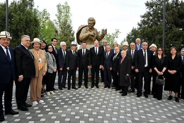На церемонии президент Азербайджана Ильхам Алиев подчеркнул вклад Айтматова в литературу и национальную идентичность - Sputnik Кыргызстан
