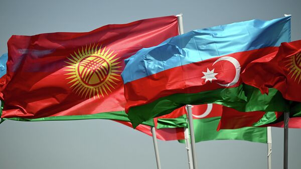 Флаги Кыргызстана и Азербайджана. Архивное фото  - Sputnik Кыргызстан