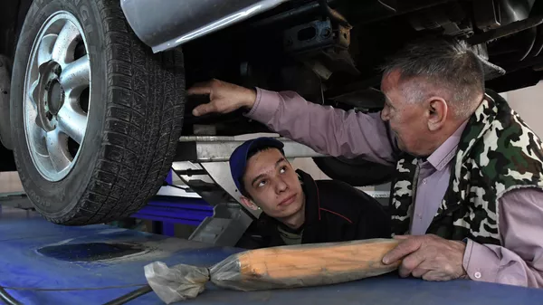 Студент и преподаватель технического колледжа техническом осмотре автомобиля. Архивное фото - Sputnik Кыргызстан