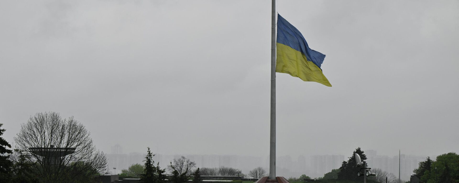 Украинский флаг на площади Независимости в Киеве - Sputnik Кыргызстан, 1920, 27.04.2024