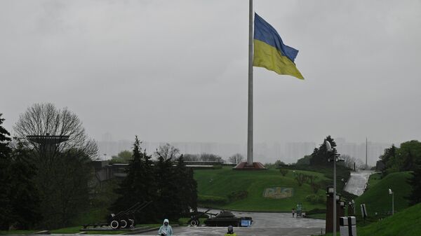 Украинский флаг на площади Независимости в Киеве - Sputnik Кыргызстан