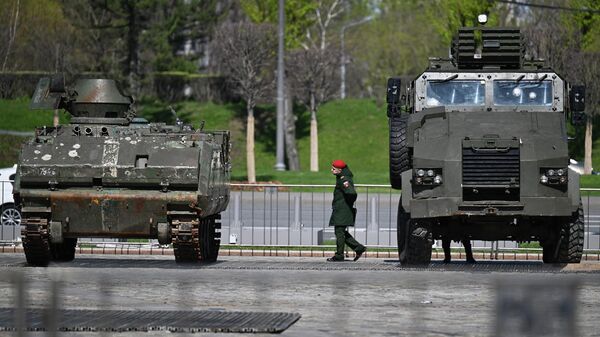БТР М-113 (слева) и бронеавтомобиль MRAP BMC Kirpi 4x4, захваченные российскими военнослужащими в ходе спецоперации, на Поклонной горе в Москве.  - Sputnik Кыргызстан